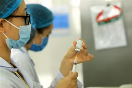 Tiêm vaccine ngừa COVID-19 tại Hải Phòng. (Ảnh: An Đăng/TTXVN)