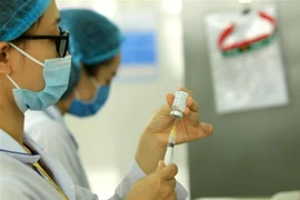 Tiêm vaccine ngừa COVID-19 tại Hải Phòng. (Ảnh: An Đăng/TTXVN)