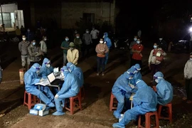 Trung tâm Y tế huyện Bù Gia Mập, Bình Phước lấy mẫu xét nghiệm người dân trong khu phong tỏa thôn Bình Hà 2. (Ảnh: TTXVN phát)