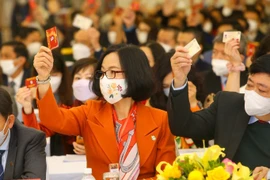 Các đại biểu biểu quyết bầu đoàn Chủ tịch và Thư ký Đại hội.(Ảnh: Tuấn Đức/TTXVN)