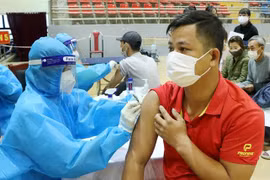 Lực lượng y tế Phú Thọ tiêm mũi 2 vaccine phòng COVID-19 cho người dân trên địa bàn thành phố Việt Trì. (Ảnh: Trung Kiên/TTXVN)