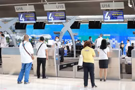 Nhân viên sân bay xếp hàng chờ tiêm vaccine ngừa COVID-19 tại sân bay Suvarnabhumi ở Bangkok, Thái Lan. (Ảnh: AFP/TTXVN)