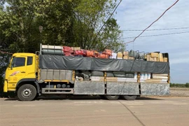 Phương tiện hàng hóa cất giấu 200.000 USD bị hải quan cửa khẩu Phước Tân tạm giữ. (Ảnh: Lê Đức Hoảnh/TTXVN)