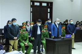 Các bị cáo tại phiên xét xử ngay 27/12. (Ảnh: TTXVN)