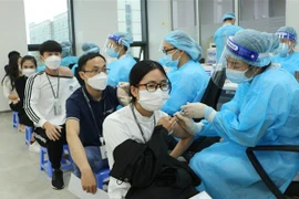 Tiêm mũi thứ 3 cho người lao động ở Công ty Trách nhiệm hữu hạn LG Display Việt Nam Hải Phòng. (Ảnh: Minh Thu/TTXVN)