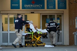 Nhân viên y tế chuyển bệnh nhân COVID-19 tới trung tâm y tế tại New York, Mỹ, ngày 14/12. (Ảnh: THX/TTXVN)