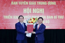 Ông Nguyễn Trọng Nghĩa, Bí thư Trung ương Đảng, Trưởng Ban Tuyên giáo Trung ương trao Quyết định bổ nhiệm Phó trưởng Ban Tuyên giáo Trung ương cho ông Trần Thanh Lâm. (Ảnh: Phương Hoa/TTXVN)