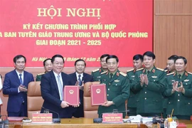 Đại tướng, Bộ trưởng Bộ Quốc phòng Phan Văn Giang và Trưởng Ban Tuyên giáo Trung ương Nguyễn Trọng Nghĩa ký kết chương trình phối hợp. (Ảnh: Trọng Đức/TTXVN)