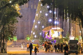 Nhà thờ Lớn Hà Nội được trang hoàng rực rỡ nhưng không còn cảnh biển người đổ về tụ tập như mọi năm. (Ảnh: Tuấn Đức/TTXVN)