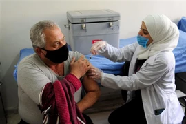 Nhân viên y tế tiêm vaccine phòng COVID-19 cho người dân tại Damascus, Syria. (Ảnh: THX/TTXVN)