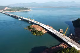 Cầu Vân Tiên là cây cầu dài nhất tại Quảng Ninh tính đến thời điểm này. (Ảnh: TTXVN phát)