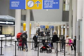 Hành khách tại sân bay quốc tế Toronto Pearson ở Ontario, Canada ngày 28/11. (Ảnh: THX/TTXVN)