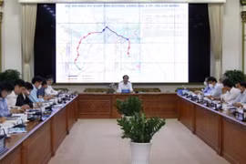 Phó Thủ tướng Lê Văn Thành làm việc với các địa phương về dự án đường Vành đai 3 và Vành đai 4 Thành phố Hồ Chí Minh. (Ảnh: Tiến Lực/TTXVN)
