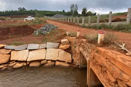 Một con suối trong khu vực đang san gạt cũng được đặt cống và đắp bờ để làm đường phục vụ thi công cải tạo mặt bằng. (Ảnh: Nguyễn Dũng/TTXVN)