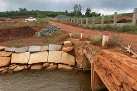 Một con suối trong khu vực đang san gạt cũng được đặt cống và đắp bờ để làm đường phục vụ thi công cải tạo mặt bằng. (Ảnh: Nguyễn Dũng/TTXVN)
