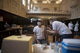 Nhân viên y tế tiêm vaccine phòng COVID-19 cho người dân tại Rio de Janeiro, Brazil. (Ảnh: AFP/ TTXVN)
