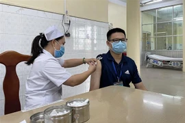 Tiêm vaccine phòng COVID-19 tại Đồng Nai. (Ảnh: Lê Xuân/TTXVN)