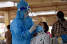 Công ty Pousung Việt Nam test nhanh COVID-19 cho lao động trong ngày đầu tiên đến công ty. (Ảnh: Công Phong/TTXVN)