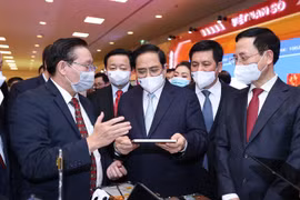 Thủ tướng Phạm Minh Chính tham quan gian trưng bày sản phẩm công nghệ số của các doanh nghiệp tham dự Diễn đàn. (Ảnh: Dương Giang/TTXVN)