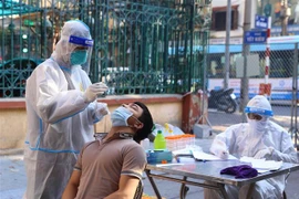 Lấy mẫu xét nghiệm COVID-19 cho người dân. (Ảnh minh họa: Hoàng Hiếu/TTXVN)