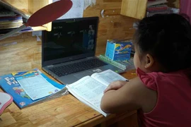 Học sinh trong giờ học trực tuyến tại TP.HCM. (Ảnh: Thu Hoài/TTXVN)