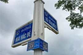 Trụ chỉ đường đặt trên các tuyến phố ở quận Sơn Trà được lắp đặt bảng mã QR để người dân, du khách tiện tra cứu thông tin. (Ảnh: Trần Lê Lâm/TTXVN)