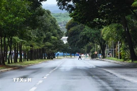 Cảnh vắng vẻ tại một tuyến phố ở Brasilia, Brazil khi các biện pháp hạn chế được áp dụng nhằm ngăn dịch COVID-19 lây lan ngày 28/2. (Ảnh: AFP/TTXVN)