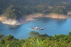 Với nước hồ xanh trong và cảnh quan hùng vĩ trong vùng lòng hồ thủy điện Hòa Bình đã và đang biến nơi đây thành điểm đến khó bỏ qua cho những du khách trong và ngoài nước. (Ảnh: Trọng Đạt/TTXVN)