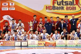 Đại diện Ban tổ chức trao Cup vô địch Quốc gia futsal HDBank năm 2021 cho đội bóng Thái Sơn Nam. (Ảnh: Thanh Vũ/TTXVN)
