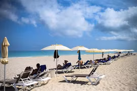 Du khách tại bãi biển ở Varadero, Cuba ngày 3/9. (Ảnh: AFP/TTXVN)