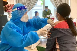 Tiêm vaccine phòng COVID-19 cho người dân thành phố Huế. (Ảnh: Mai Trang/TTXVN)