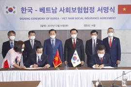 Chủ tịch Quốc hội Vương Đình Huệ chứng kiến Bộ trưởng Bộ Lao động-Thương binh và Xã hội Việt Nam Đào Ngọc Dung và Bộ trưởng Bộ Y tế và Phúc lợi Hàn Quốc Kwon Deok-cheol thực hiện Lễ ký. (Ảnh: Doãn Tấn/TTXVN)