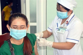 Tiêm vaccine ngừa COVID-19 cho các lứa tuổi ở Sóc Trăng. (Ảnh: Trung Hiếu/TTXVN)