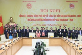 Thủ tướng Phạm Minh Chính và Bí thư Trung ương Đảng, Trưởng Ban Dân vận Trung ương Bùi Thị Minh Hoài ký kết Chương trình phối hợp giai đoạn 2021-2026. (Ảnh: Dương Giang/TTXVN)