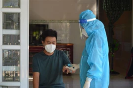 Cán bộ Trạm Y tế xã Bình Thành, huyện Thanh Bình, tỉnh Đồng Tháp đến kiểm tra sức khỏe, đo chỉ số SpO2 cho bệnh nhân COVID-19 đang theo dõi, điều trị tại nhà. (Ảnh: Nhựt An/TTXVN)