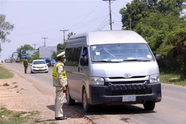 Phương tiện ra vào thủ đô Vientiane. (Ảnh minh họa: Phạm Kiên/TTXVN)