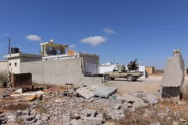 Giá dầu tăng cao do bạo lực leo thang tại Libya