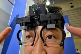 [Photo] Nhật Bản chế tạo kính giúp lái xe phòng tránh tai nạn