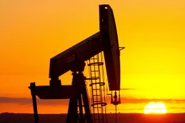 Giá dầu thế giới giảm xuống mức 92 USD mỗi thùng