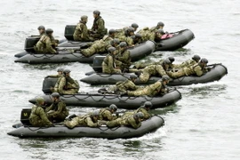 [Photo] Nhật Bản tiến hành tập trận bảo vệ biển đảo