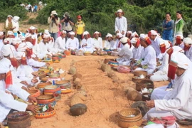 [Photo] Đồng bào Chăm ở Bình Thuận rộn ràng đón Tết Ramưwan