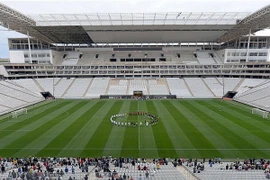 VIP và các hãng truyền thông "chiếm" khán đài ở trận mở màn