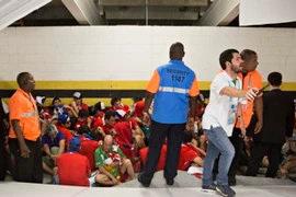 Khoảng 100 cổ động viên Chile quá khích trốn vé tập thể