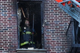 [Photo] Nhiều căn hộ bị thiêu rụi trong vụ cháy chung cư ở Mỹ