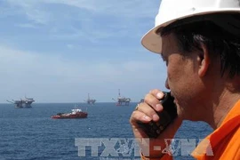 Diễn tập cứu hộ trên biển, ngăn dầu tràn (Nguồn: TTXVN)