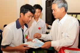 Trao học bổng “Ngăn dòng bỏ học” cho học sinh khó khăn
