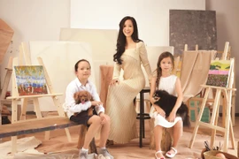 Ca sỹ Hồng Nhung muốn hai con luôn gần gũi thiên nhiên để nuôi dưỡng tâm hồn. (Ảnh: NVCC)