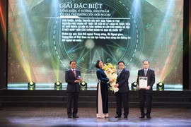 Thủ tướng Chính phủ Phạm Minh Chính trao Giải Đặc biệt cho nhóm tác giả có Sáng kiến, Ý tưởng, Sản phẩm có Giá trị Thông tin Đối ngoại. (Ảnh: Minh Quyết - TTXVN)