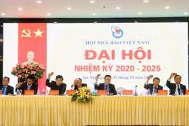 Lãnh đạo Hội Nhà báo Việt Nam biểu quyết tại phiên trù bị. (Ảnh: TTXVN)