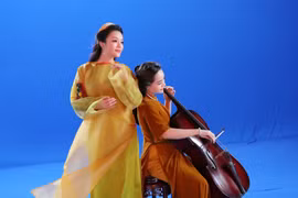 Ca sỹ Tân Nhàn và nghệ sỹ cello Đinh Hoài Xuân đã tạo nên không gian mới cho bài xẩm cổ truyền. (Ảnh: Hòa Nguyễn/Vietnam+)